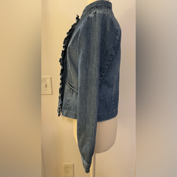 🤍 denim fitted jacket with ruffle on the front🤍 - Picture 5 of 6